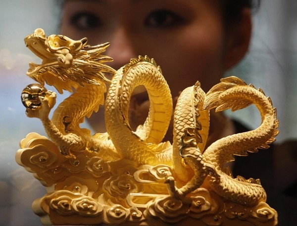 Tượng rồng vàng 24K tại một cửa hàng trang sức của Chow Tai Fook ở Hong Kong (Trung Quốc). Ảnh: China Daily