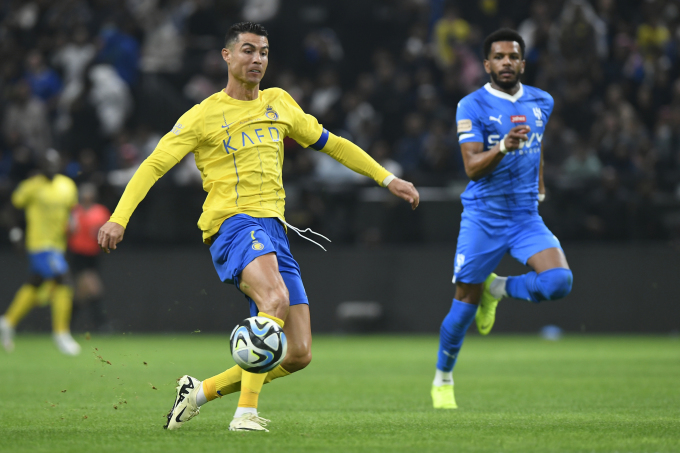 Cristiano Ronaldo đi bóng trong trận chung kết Riyadh Season Cup 2024 gặp Al Hilal trên sân Kingdom tại Riyadh, Arab Saudi ngày 8/2/2024. Ảnh: AP