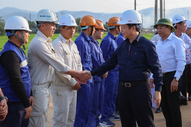 Phó thủ tướng: Rút ngắn thêm tiến độ để hoàn thành cao tốc qua Hà Tĩnh dịp 30/4- Ảnh 1. Phó thủ tướng: Rút ngắn thêm tiến độ để hoàn thành cao tốc qua Hà Tĩnh dịp 30/4- Ảnh 1.
