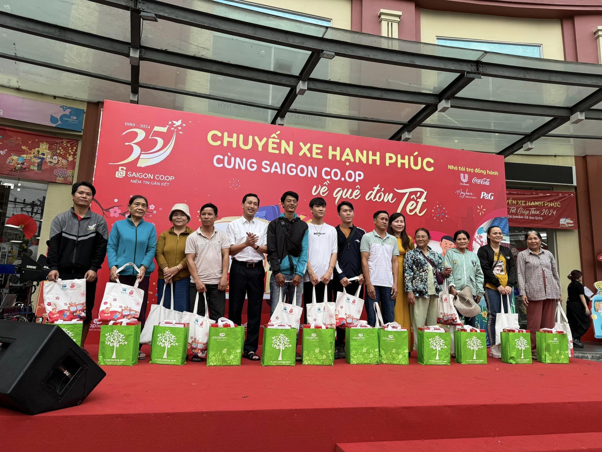 Saigon Co.op khởi hành chuyến xe hạnh phúc đưa 900 người dân về quê đón tết- Ảnh 1. Saigon Co.op khởi hành chuyến xe hạnh phúc đưa 900 người dân về quê đón tết- Ảnh 1.