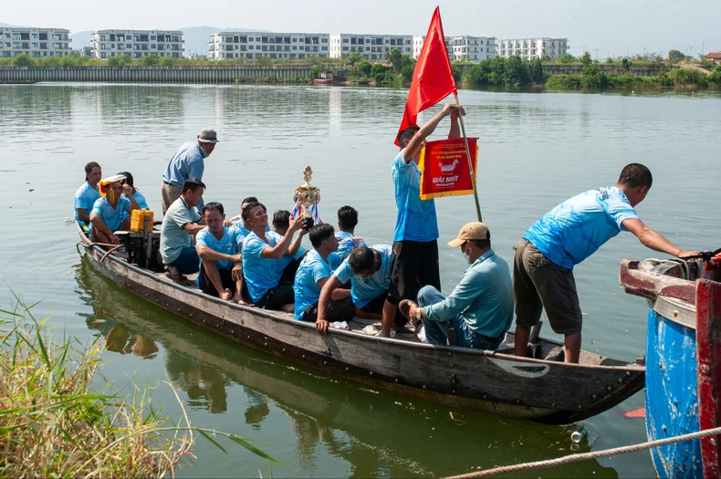 Sôi động giải đua thuyền truyền thống trên sông Cu Đê, Đà Nẵng ảnh 1