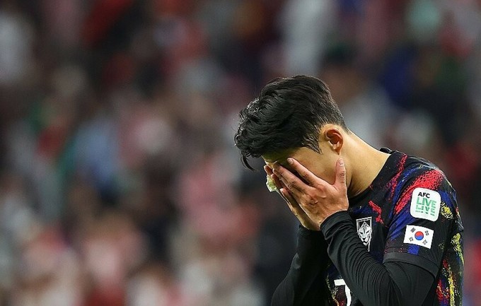 Son Heung-min ôm mặt thất vọng sau khi Hàn Quốc thua Jordan 0-2 ở bán kết Asian Cup 2023. Ảnh: Yonhap