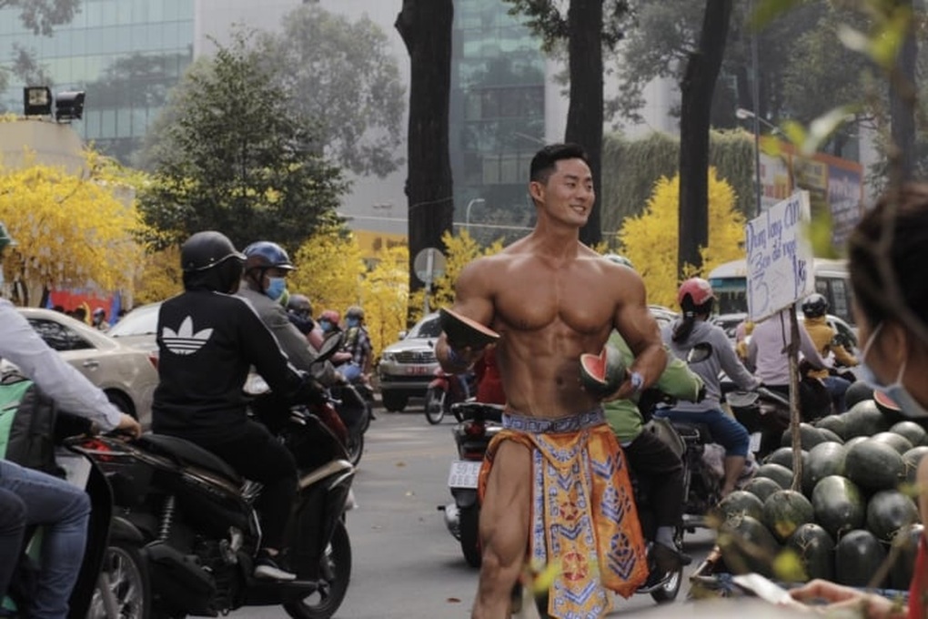 Sự thật hai chàng trai cơ bắp 6 múi bán cúc mâm xôi Tết gây sốt ở Đồng Nai - 3 Sự thật hai chàng trai cơ bắp 6 múi bán cúc mâm xôi Tết gây sốt ở Đồng Nai - 3