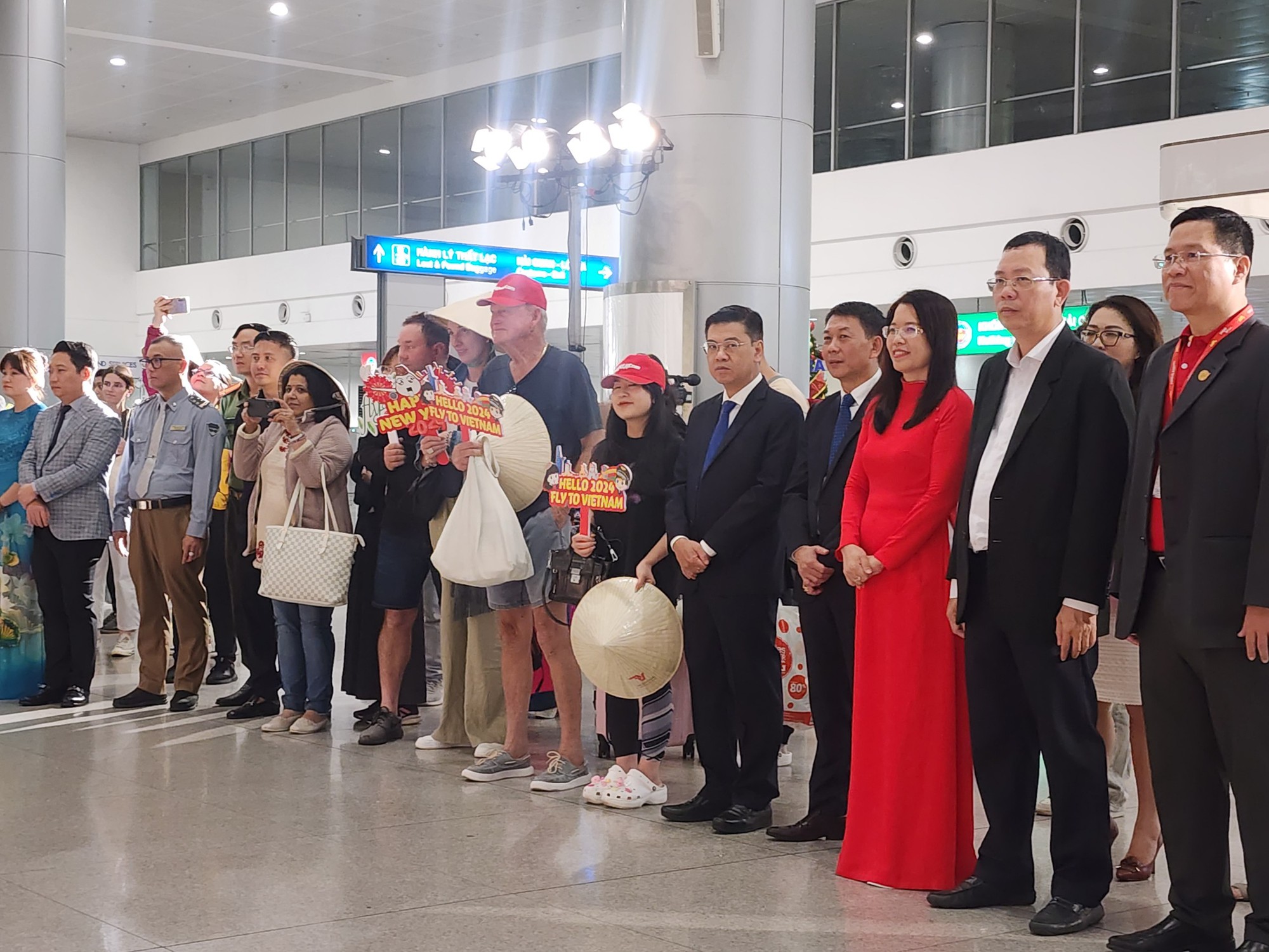 TP.HCM đón đoàn khách quốc tế “xông đất” năm 2024- Ảnh 1. TP.HCM đón đoàn khách quốc tế “xông đất” năm 2024- Ảnh 1.