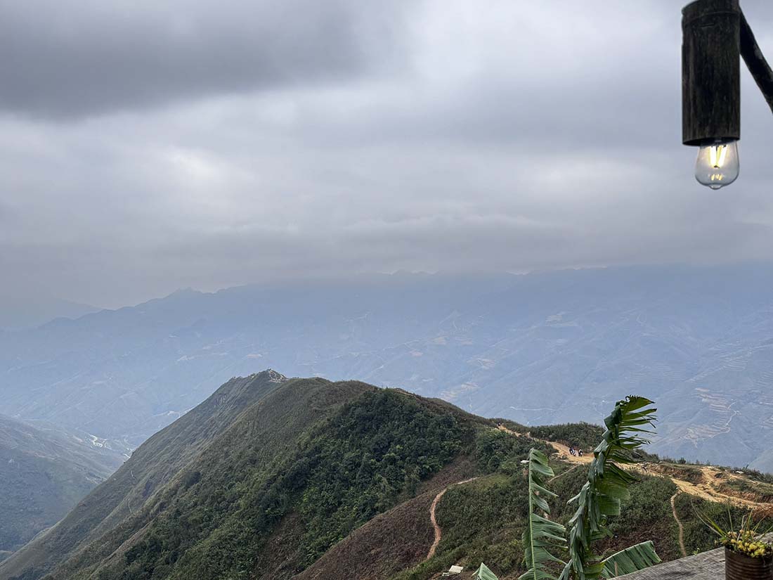 Ta-Xua-5-4 - Vietnam.vn Bản Coffee cũng là một trong những địa điểm được nhiều bạn trẻ ghé thăm check in nhiều nhất khi đến với Tà Xùa. Quán có lối thiết kế đơn sơ, mộc mạc, tạo cảm giác cheo leo giữa núi rừng. Đặc biệt đứng từ Bản Coffee có thể nhìn thẳng xuống Sống lưng khủng long.