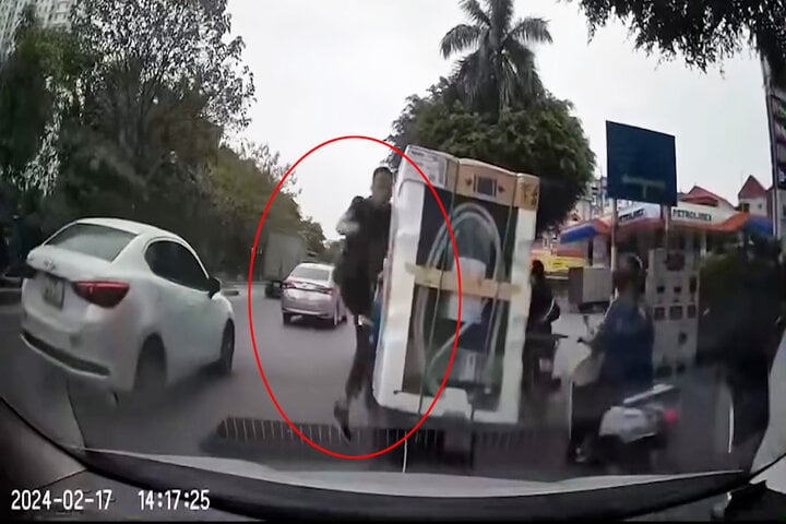 Nam tài xế ô tô nhảy lên đạp ngã người đi xe máy. (Ảnh chụp màn hình)