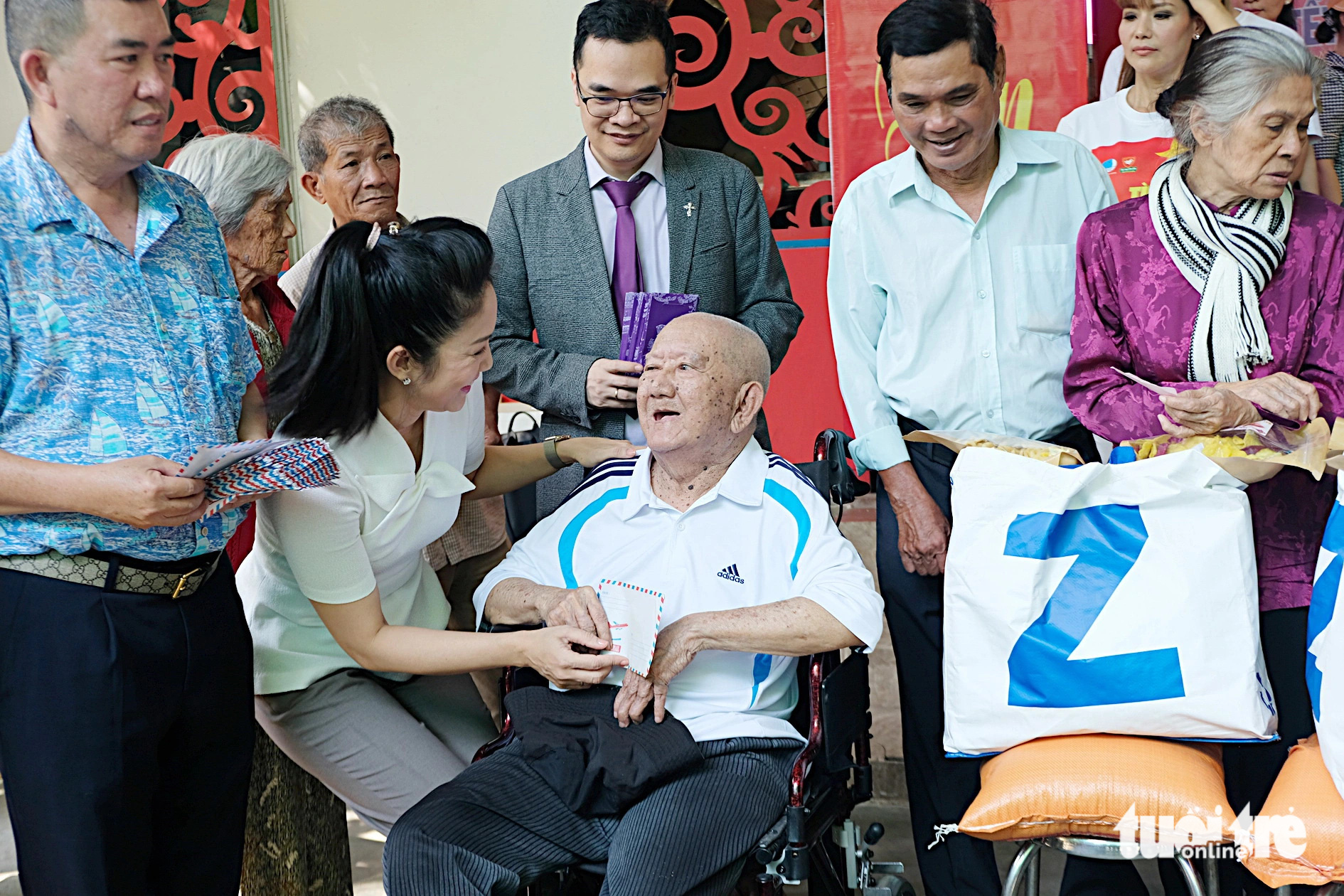 Tạm biệt Viện dưỡng lão nghệ sĩ, tạm biệt viện dưỡng lão độc nhất vô nhị Việt Nam- Ảnh 1. Bà Nguyễn Thị Thanh Thúy, phó giám đốc Sở Văn hóa và Thể thao TP.HCM, thăm hỏi và tặng quà nghệ sĩ Mạc Can cận Tết Giáp Thìn ở Viện dưỡng lão nghệ sĩ - Ảnh: LINH ĐOAN
