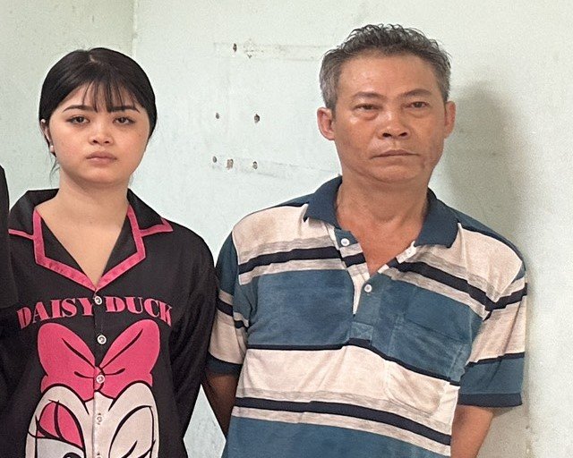 Tạm giữ nhóm người chửi bới, ngăn công an xử lý vi phạm nồng độ cồn- Ảnh 1. Tạm giữ nhóm người chửi bới, ngăn công an xử lý vi phạm nồng độ cồn- Ảnh 1.