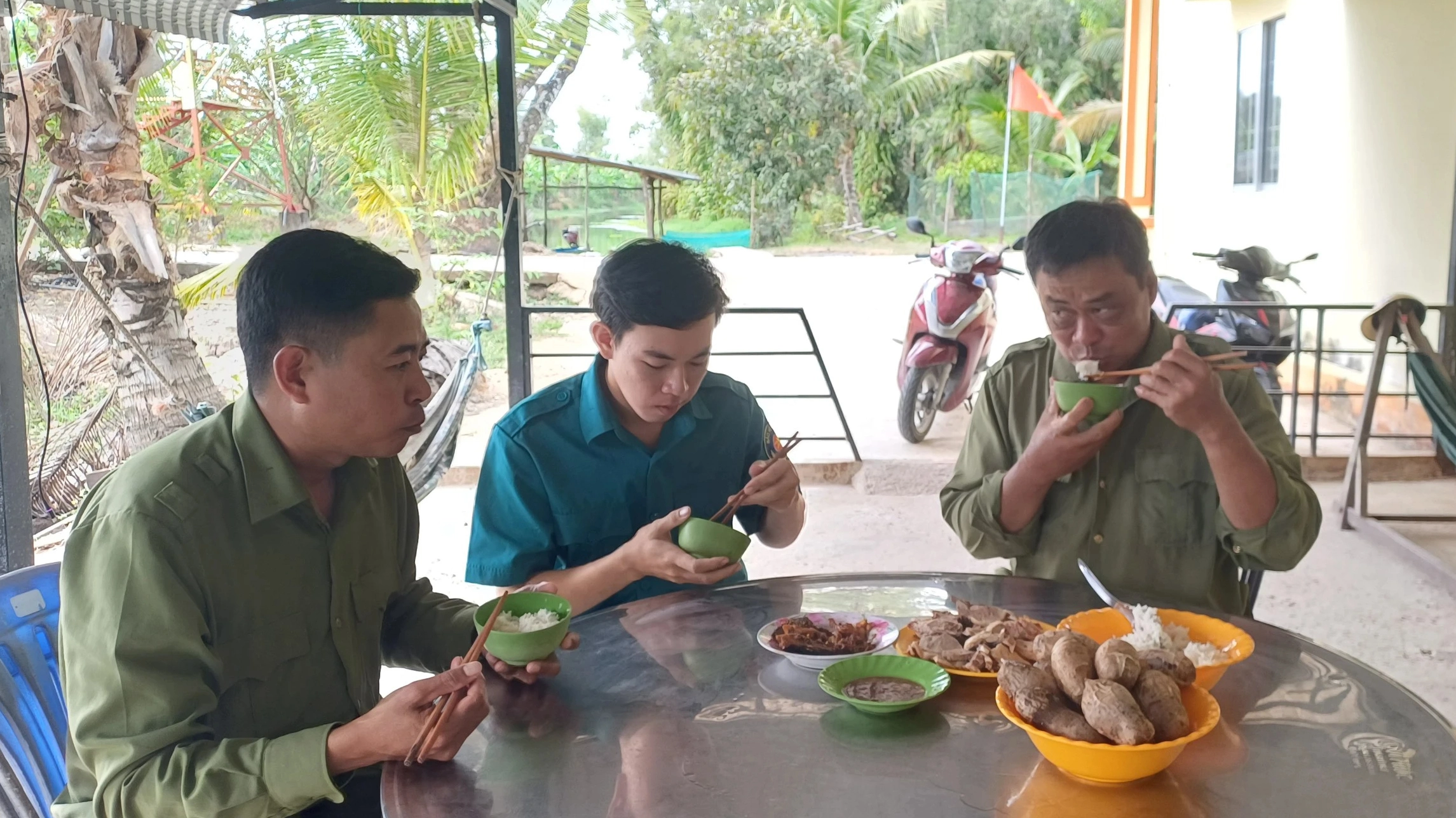 Tâm tình của những người đón Tết giữa rừng tràm- Ảnh 2. Tâm tình của những người đón Tết giữa rừng tràm- Ảnh 2.
