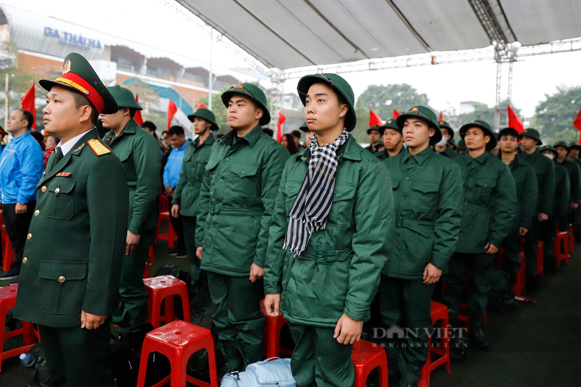Tân binh khóc sướt mướt khi xa gia đình trong ngày lên đường nhập ngũ ở Thủ đô- Ảnh 1. Tân binh khóc sướt mướt khi xa gia đình trong ngày lên đường nhập ngũ ở Thủ đô- Ảnh 1.
