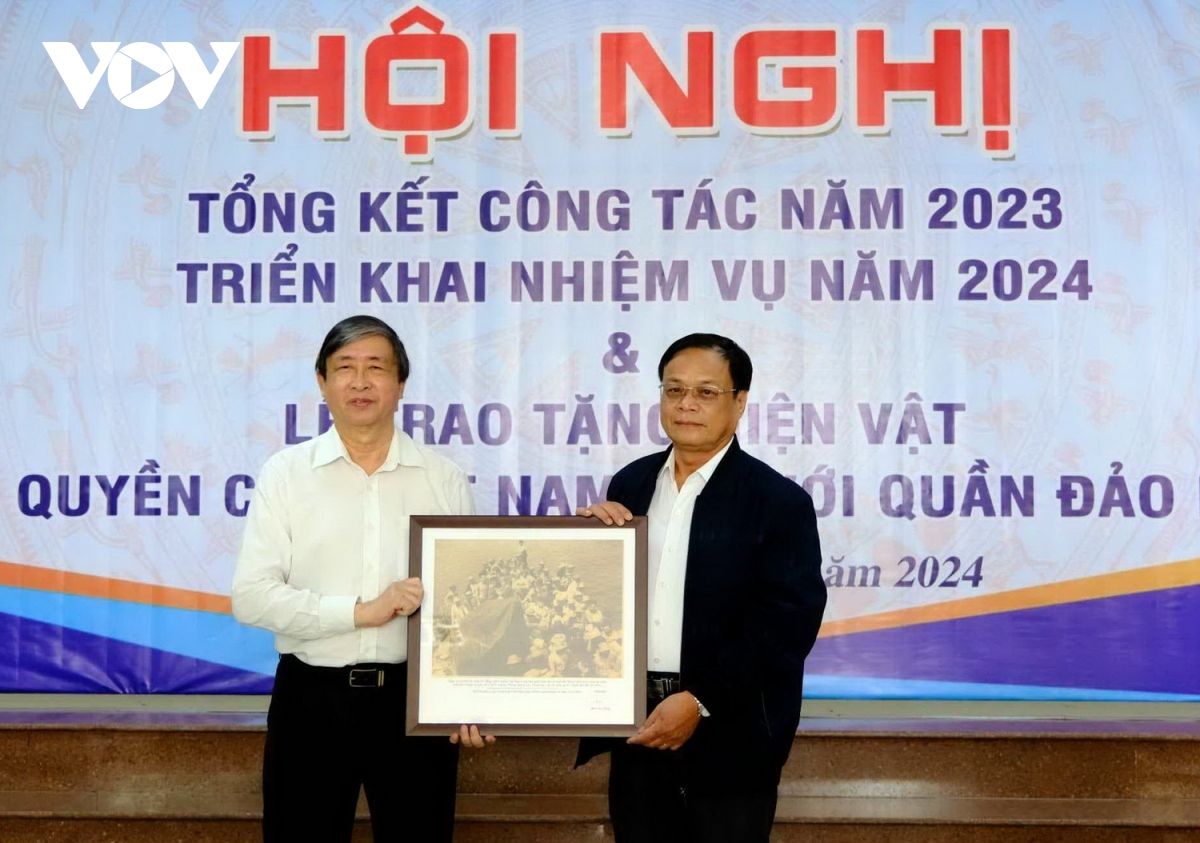 tặng 2 tư liệu quý về chủ quyền của việt nam đối với quần đảo hoàng sa hình ảnh 1 tang 2 tu lieu quy ve chu quyen cua viet nam doi voi quan dao hoang sa hinh anh 1