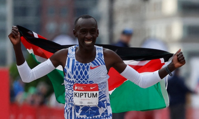 Kelvin Kiptum chạy mừng chiến thắng ở Chicago Marathon 2023 ngày 8/10/2023. Ảnh: AFP