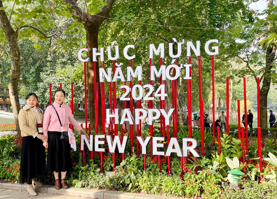 Khách du lịch dạo chơi tại không gian đi bộ Hoàn Kiếm trong kỳ nghỉ Tết Giáp Thìn. Ảnh: Hoài Nam