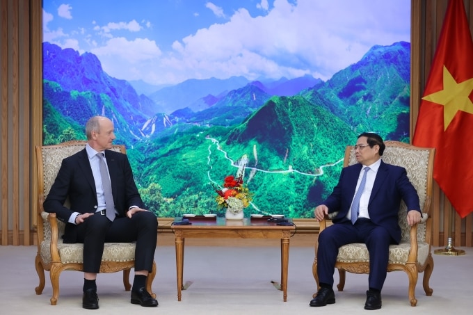 Thủ tướng Phạm Minh Chính (bìa phải) và ông Roland Busch, Chủ tịch kiêm Tổng Giám đốc điều hành Tập đoàn Siemens, chiều 26/2. Ảnh: Nhật Bắc