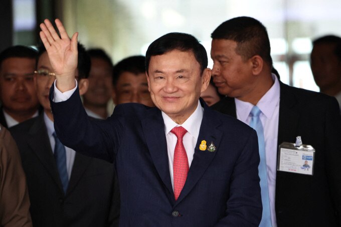 Cựu thủ tướng Thái Lan Thaksin vẫy chào người ủng hộ khi về đến sân bay Don Mueang, Bangkok ngày 22/8. Ảnh: Reuters