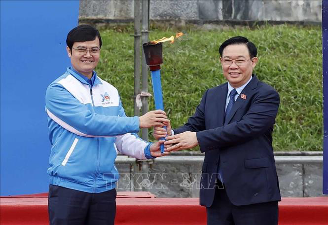 Tháng thanh niên 2024: Bắt nhịp từ vùng đất địa linh nhân kiệt- Ảnh 3. Chủ tịch Quốc hội Vương Đình Huệ đã trao ngọn đuốc cho Bí thư thứ nhất Trung ương Đoàn Bùi Quang Huy - Ảnh: TTXVN