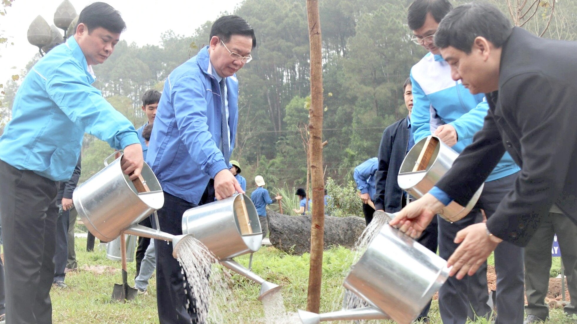 Chủ tịch Quốc hội Vương Đình Huệ (thứ hai, từ trái qua) cùng trồng cây hưởng ứng 