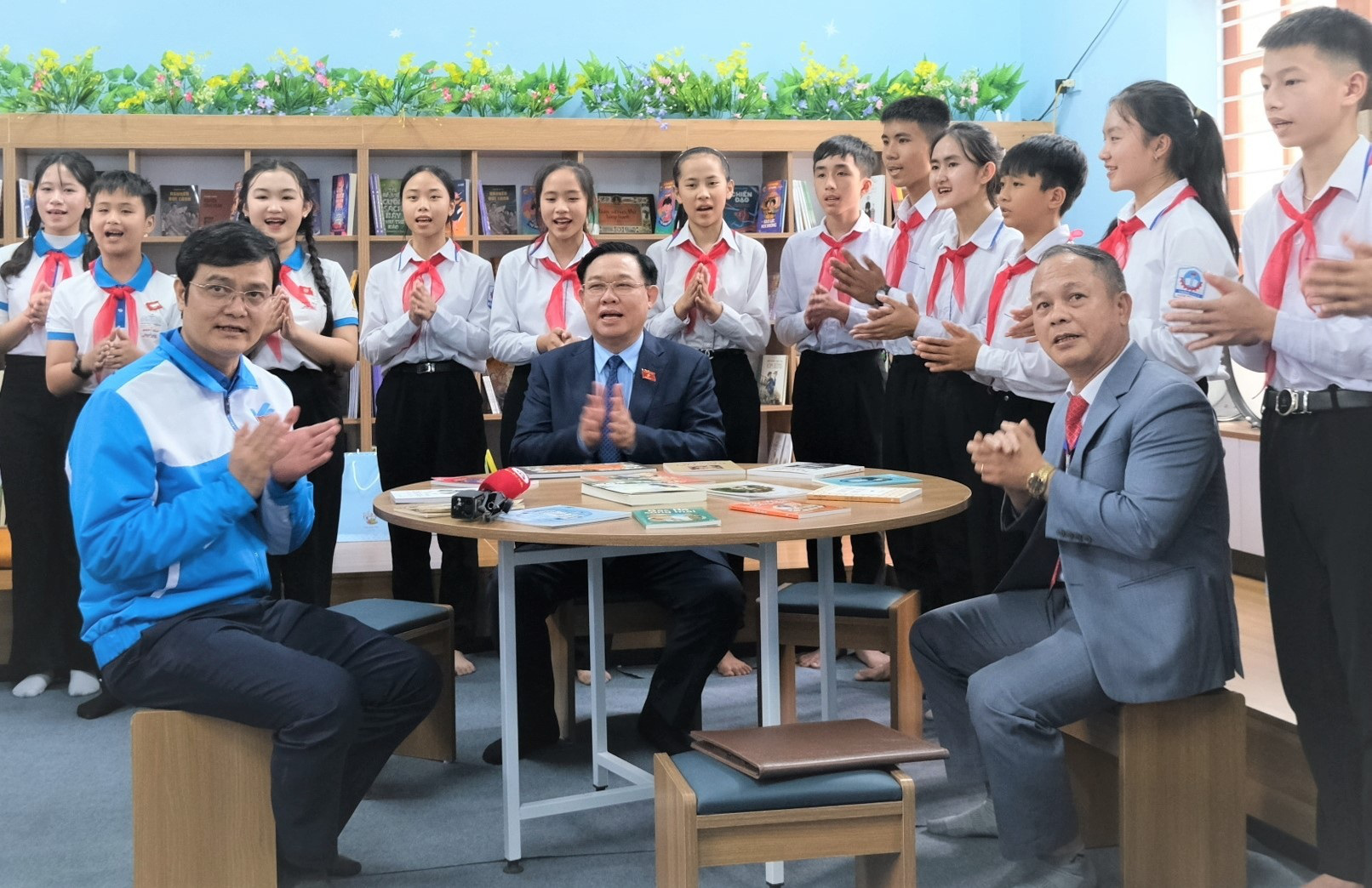 Tháng thanh niên 2024: Bắt nhịp từ vùng đất địa linh nhân kiệt- Ảnh 4. Khánh thành và bàn giao công trình “Không gian đọc sách, tương tác và sinh hoạt Đội” tại Trường THCS Nam Thanh (Nghệ An) - Ảnh: HÀ THANH