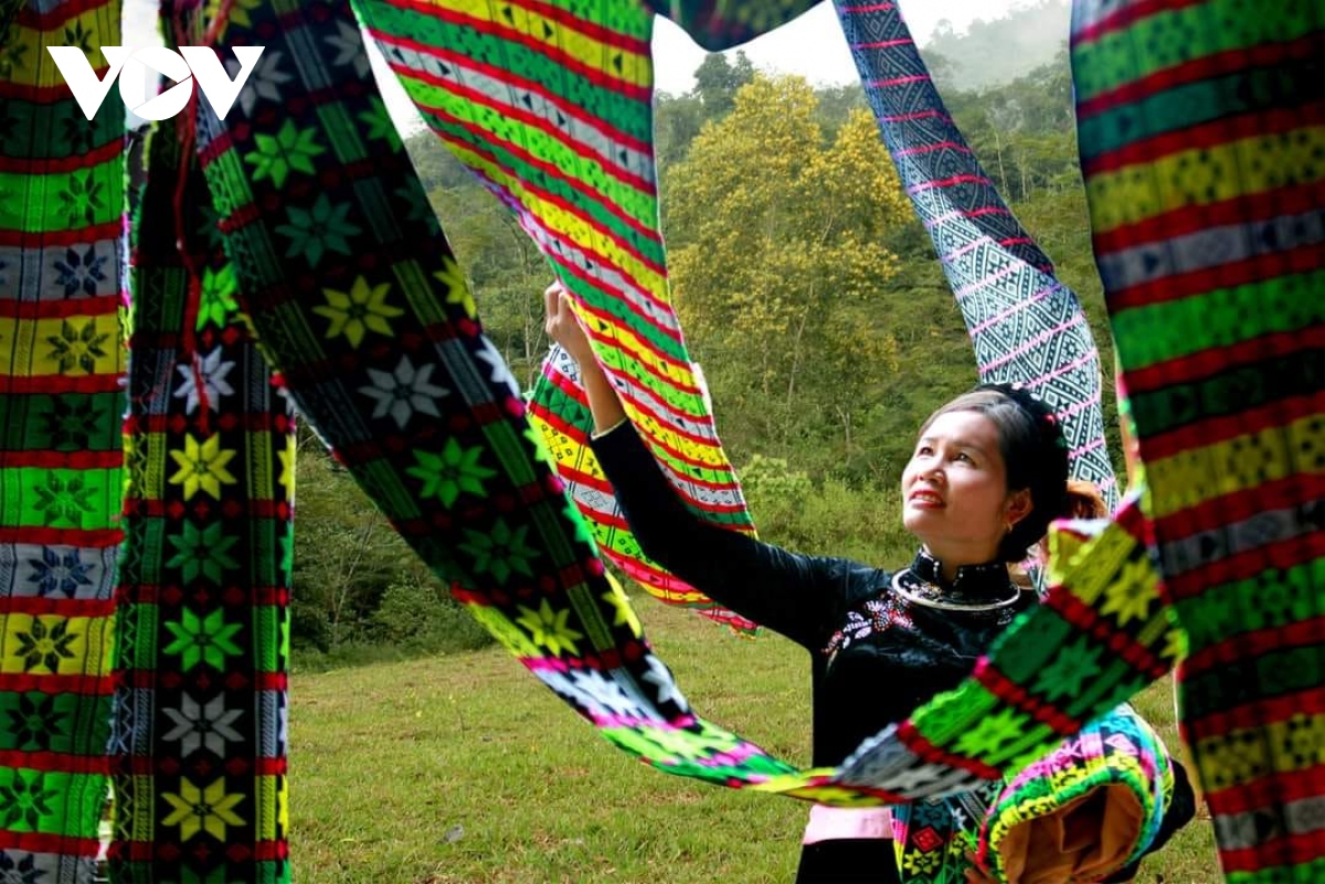 thổ cẩm lâm bình níu chân du khách hình ảnh 3 tho cam lam binh niu chan du khach hinh anh 3