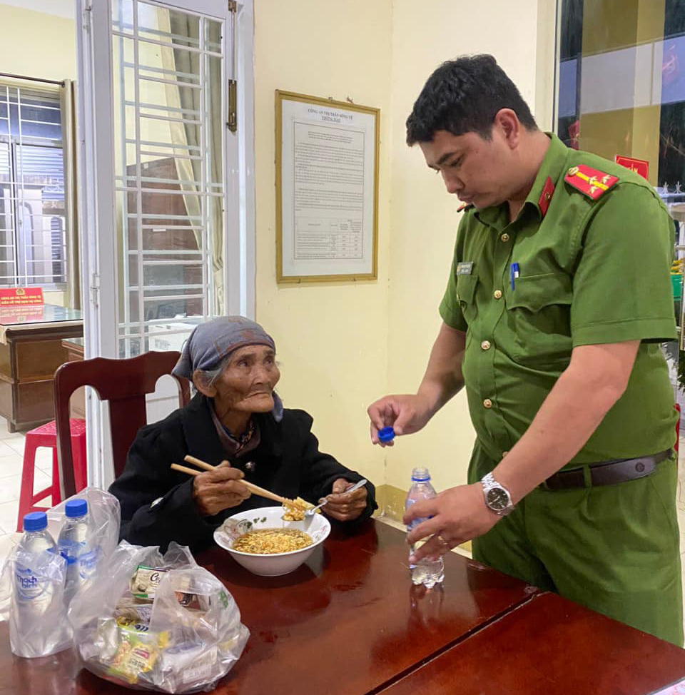 Thông tin bất ngờ về 'cụ bà đi lạc 15 năm tìm được người thân'- Ảnh 1. Thông tin bất ngờ về 'cụ bà đi lạc 15 năm tìm được người thân'- Ảnh 1.