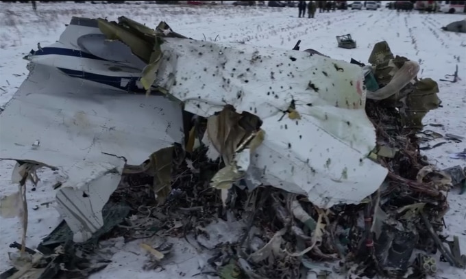 Mảnh vỡ vận tải cơ Il-76 bị rơi ở tỉnh Belgorod, Nga, ngày 24/1. Ảnh: SKR