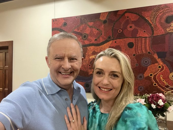 Thủ tướng Australia Anthony Albanese và bạn gái Jodie Haydon trong bức ảnh được ông Albanese chia sẻ ngày 15/2. Ảnh: X/ Anthony Albanese