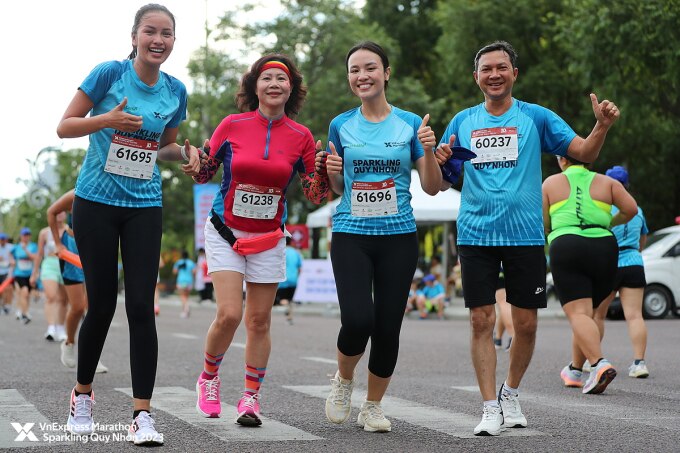 Á hậu Thủy Tiên (thứ hai từ phải qua) cùng hoa hậu Ngọc Châu chạy cự ly 10km tại Quy Nhơn năm ngoái.