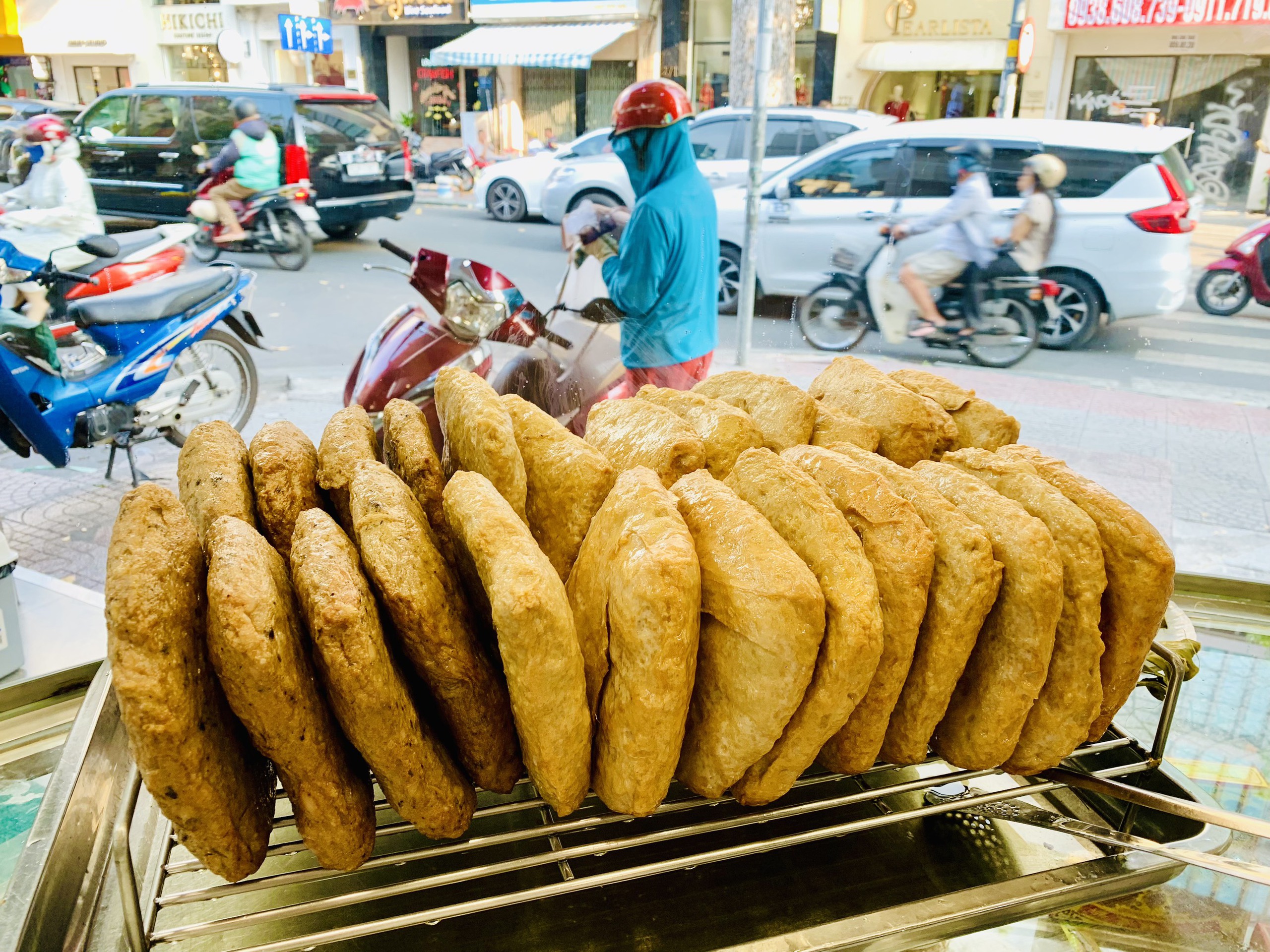 Tiệm giò chả hơn 40 năm ở TP.HCM nhộn nhịp, ngưng nhận đơn tết vì làm không xuể- Ảnh 1. Tiệm giò chả hơn 40 năm ở TP.HCM nhộn nhịp, ngưng nhận đơn tết vì làm không xuể- Ảnh 1.