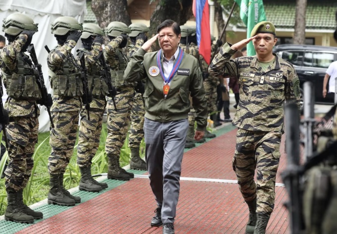 Tổng thống Ferdinand Marcos dự lễ kỷ niệm 61 năm thành lập lực lượng biệt kích nhảy dù của Philippines tại Palayan vào ngày 25/6/2023. Ảnh: PNA