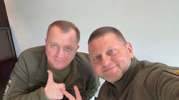 Tổng tư lệnh các lực lượng vũ trang, Đại tướng Valery Zaluzhny (phải) cùng Tổng tham mưu trưởng, Trung tướng Sergey Shaptala. (Ảnh: vzaluzhnyi)