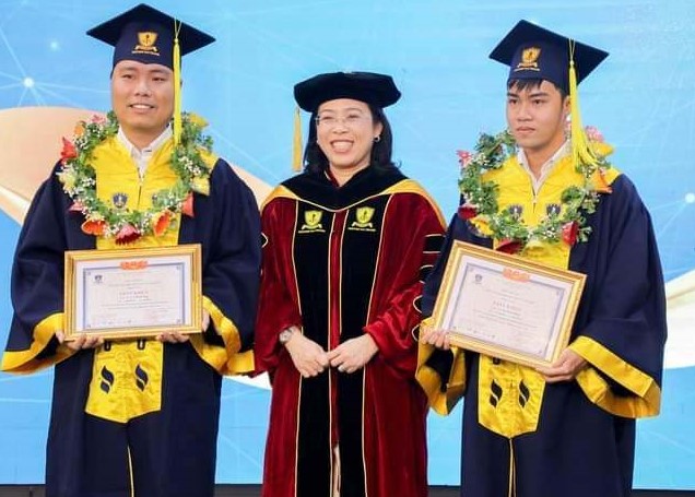 Tốt nghiệp thủ khoa để thực hiện ước mơ của người bạn quá cố - Ảnh 1. Tốt nghiệp thủ khoa để thực hiện ước mơ của người bạn quá cố - Ảnh 1.