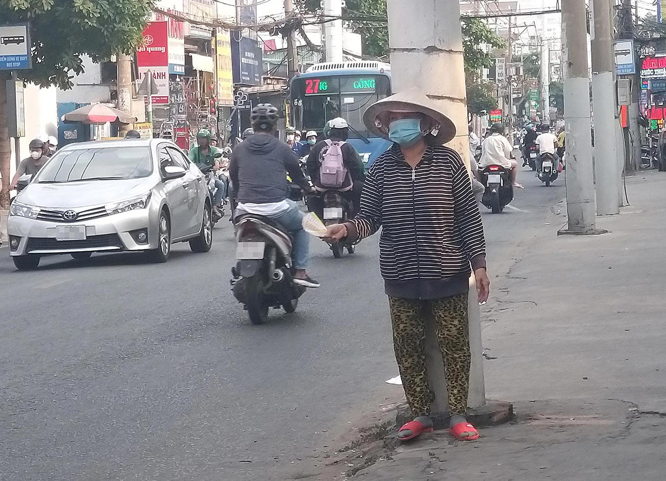 Khi vé số ở đỉnh tiêu thụ: Trăm ngàn tỉ doanh số mà người bán 'mệt mỏi là đói'- Ảnh 1. Khi vé số ở đỉnh tiêu thụ: Trăm ngàn tỉ doanh số mà người bán 'mệt mỏi là đói'- Ảnh 1.