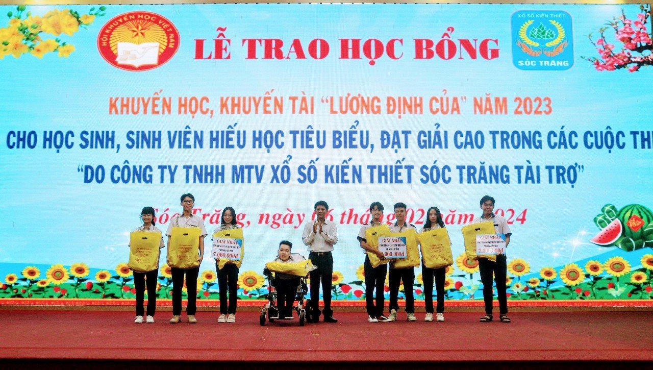 Sóc Trăng: Trao tặng gần 400 suất học bổng cho học sinh, sinh viên nghèo hiếu học- Ảnh 1. Sóc Trăng: Trao tặng gần 400 suất học bổng cho học sinh, sinh viên nghèo hiếu học- Ảnh 1.