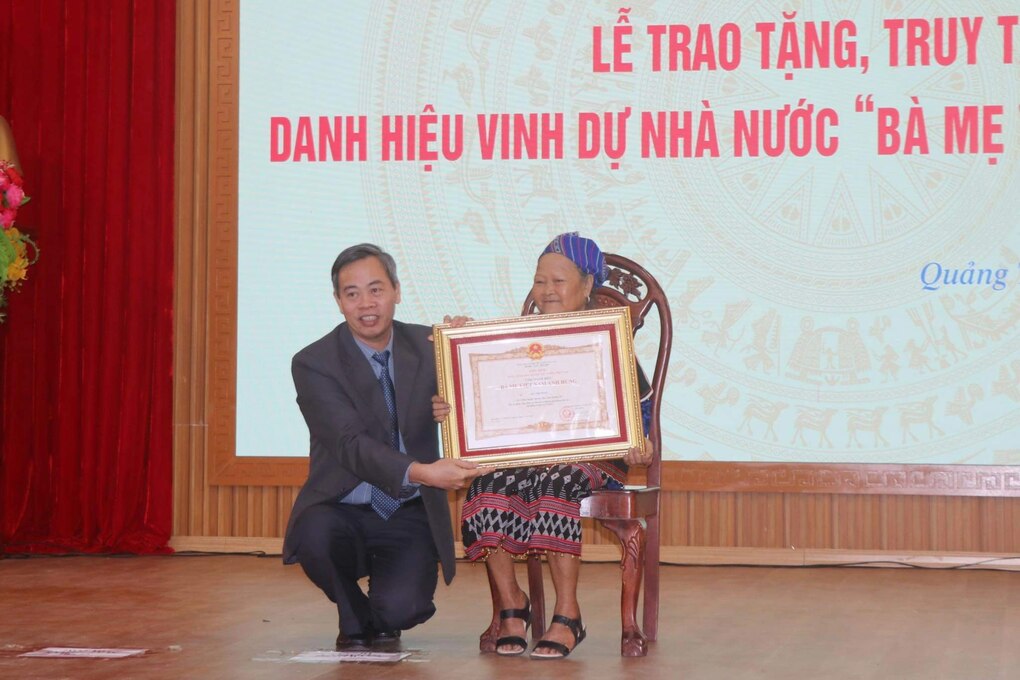 Trao và truy tặng danh hiệu với 22 mẹ Việt Nam anh hùng - 1