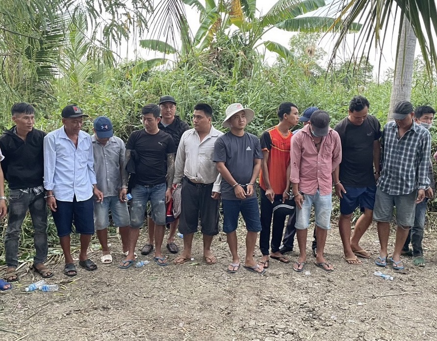 Cà Mau: Triệt phá 2 tụ điểm đá gà ăn tiền- Ảnh 1. Cà Mau: Triệt phá 2 tụ điểm đá gà ăn tiền- Ảnh 1.