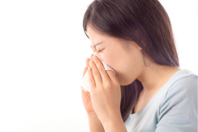 Nghẹt mũi, chảy mũi là những triệu chứng của viêm mũi xoang. Ảnh: Freepik