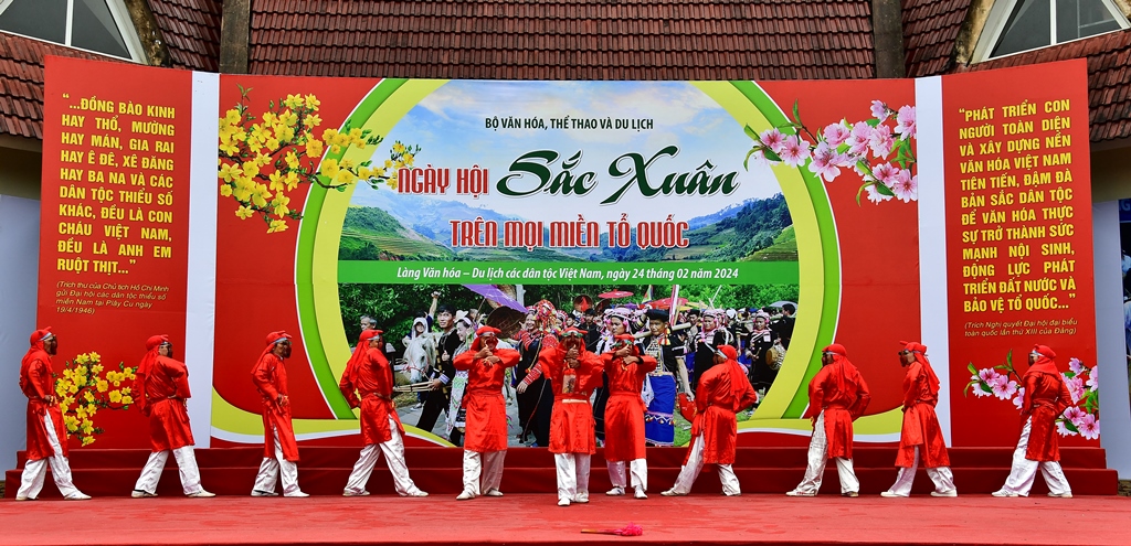 Trò diễn Xuân Phả độc nhất vô nhị trên sân khấu Sắc xuân trên mọi miền Tổ quốc - Ảnh 2. Trò diễn Xuân Phả độc nhất vô nhị trên sân khấu Sắc xuân trên mọi miền Tổ quốc - Ảnh 2.