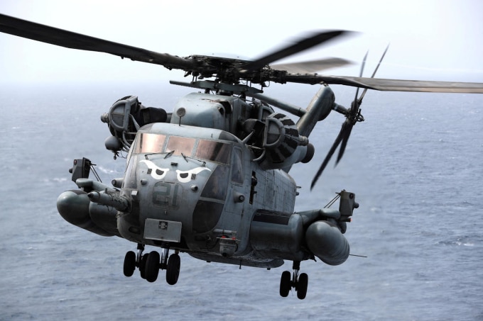 Trực thăng quân sự CH-53E hoạt động ngoài khơi Oman trong chuyến tuần tra cùng tàu đổ bộ USS Boxer vào tháng 7/2019. Ảnh: USMC