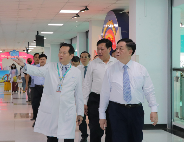 Trưởng Ban Tuyên giáo Trung ương mong thầy thuốc khơi dậy mạnh mẽ y đức, ý chí tự lực, tự cường- Ảnh 1. Giám đốc Bệnh viện Nhi đồng TP.HCM (trái) đưa đoàn đại biểu tham quan cơ sở vật chất của bệnh viện - Ảnh: CẨM NƯƠNG