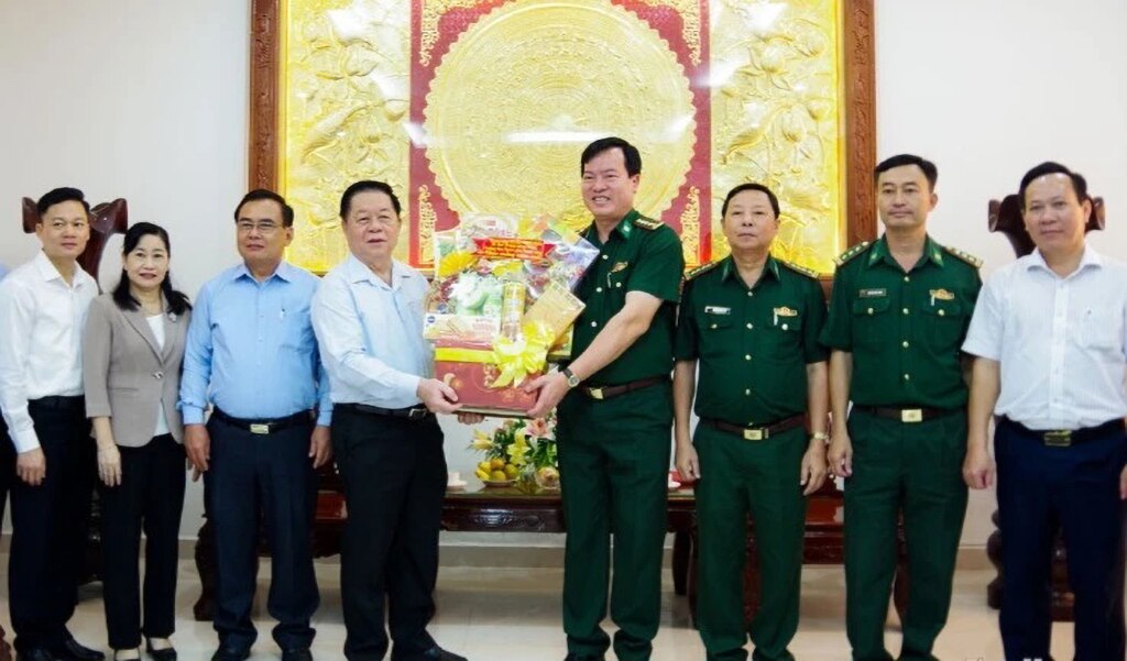 Trưởng ban Tuyên giáo T.Ư chúc tết Bộ đội biên phòng Tiền Giang- Ảnh 1.