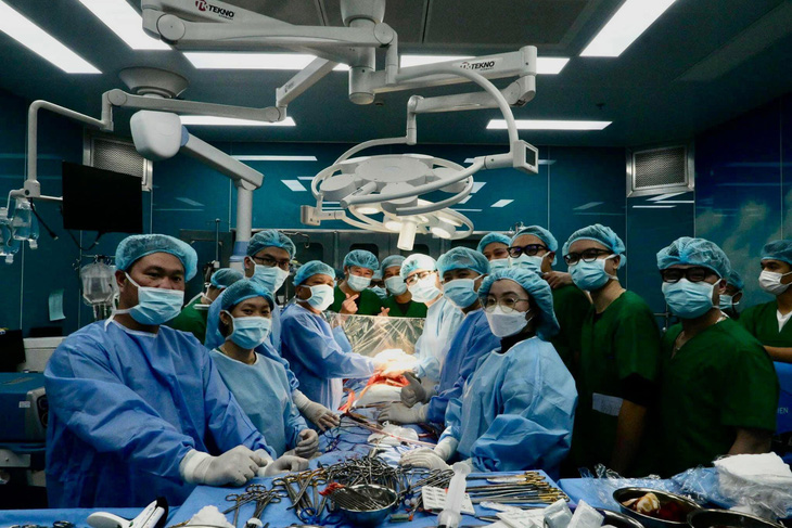 80 y bác sĩ thực hiện ca phẫu thuật ghép phổi đêm 30 Tết - Ảnh: BVCC Các y bác sĩ thực hiện ca phẫu thuật ghép phổi - Ảnh: BVCC