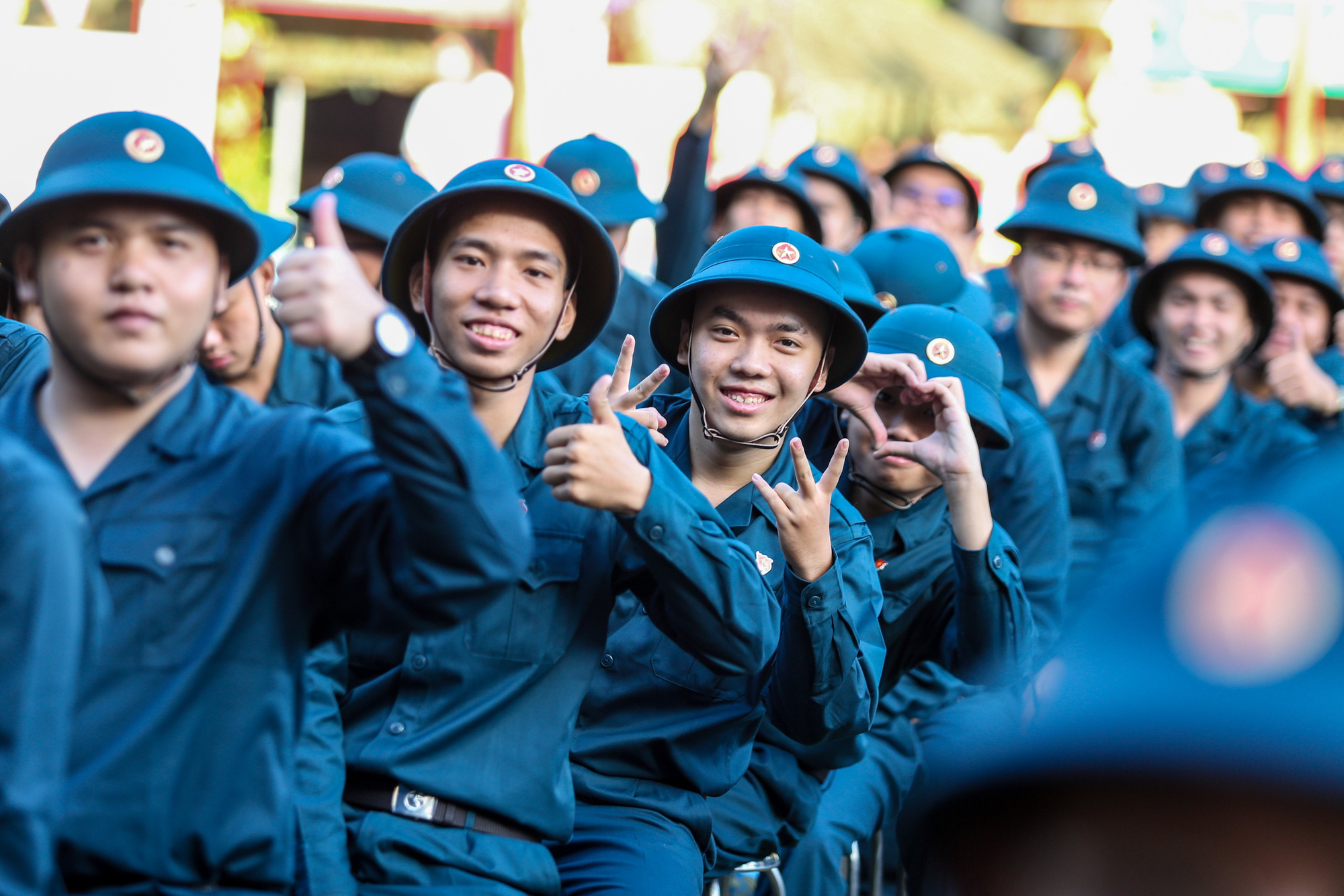 Tuổi đôi mươi nô nức tòng quân- Ảnh 1. Tân binh phấn khởi, thể hiện tinh thần của tuổi đôi mươi hăng hái lên đường - Ảnh: PHƯƠNG QUYÊN