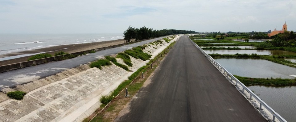 Tuyến đường bộ ven biển qua địa bàn xã Hải Đông (huyện Hải Hậu, Nam Định) đã cơ bản hoàn thiện. Ảnh: Báo Nam Định