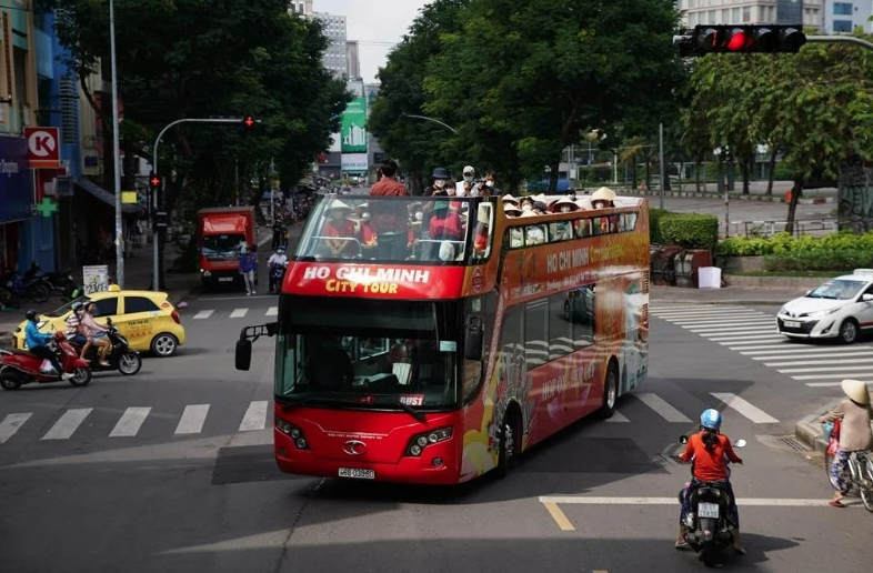 'Tuyệt chiêu' băng qua đường sau 13 lần đến Việt Nam của du khách Úc- Ảnh 1. 'Tuyệt chiêu' băng qua đường sau 13 lần đến Việt Nam của du khách Úc- Ảnh 1.