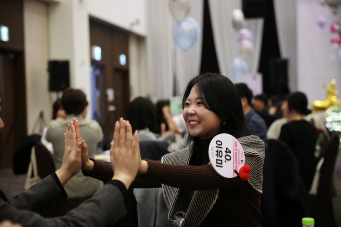 Một thanh viên tham gia sự kiện hẹn hò của thành phố Seongnam ngày 19/12/2023. Ảnh: Reuters