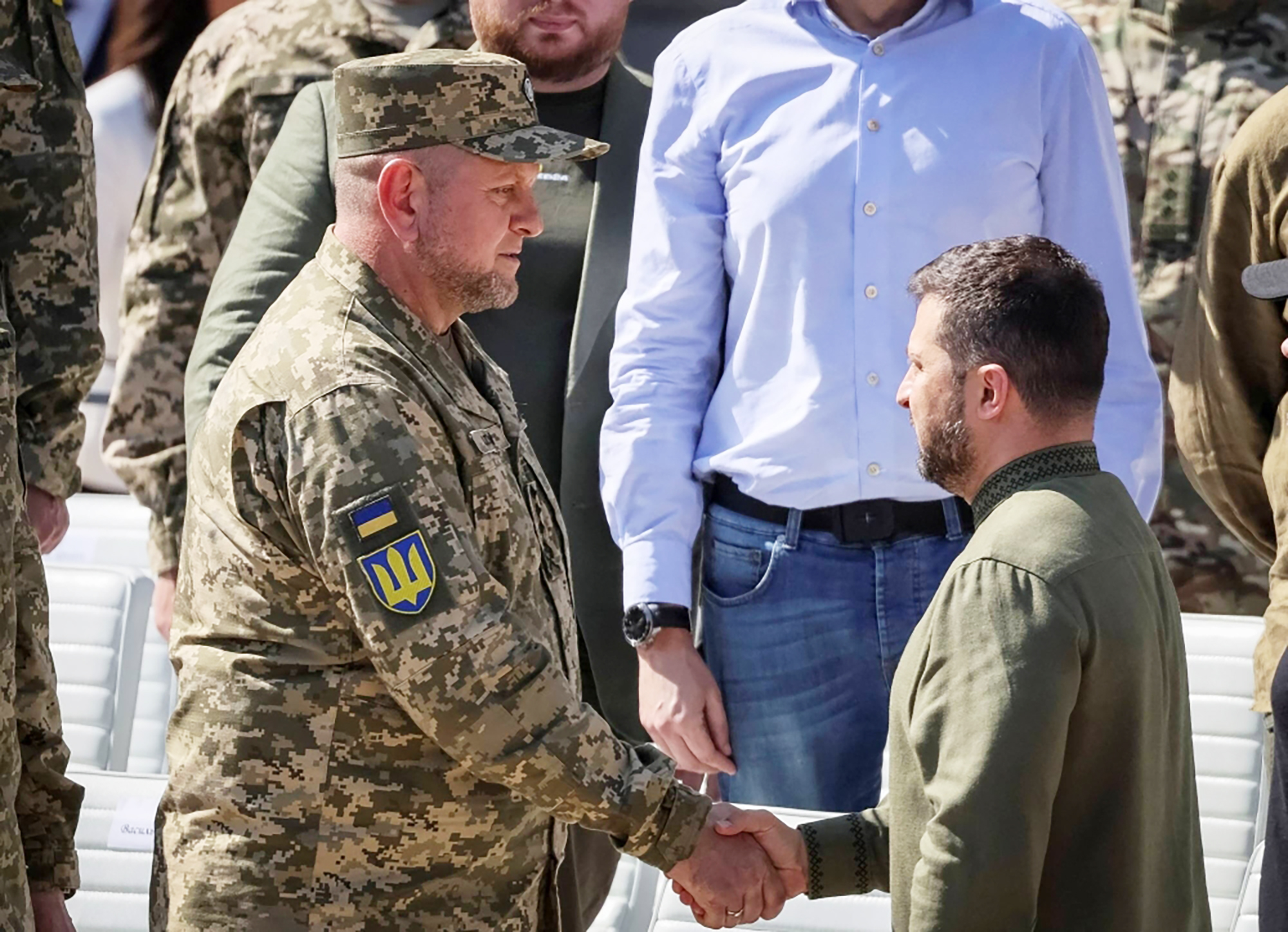 Ông Zelensky (phải) và ông Zaluzhnyi trong một buổi lễ ở Kyiv hồi tháng 8.2023Ảnh: Reuters Ông Zelensky (phải) và ông Zaluzhnyi trong một buổi lễ ở Kyiv hồi tháng 8.2023Ảnh: Reuters