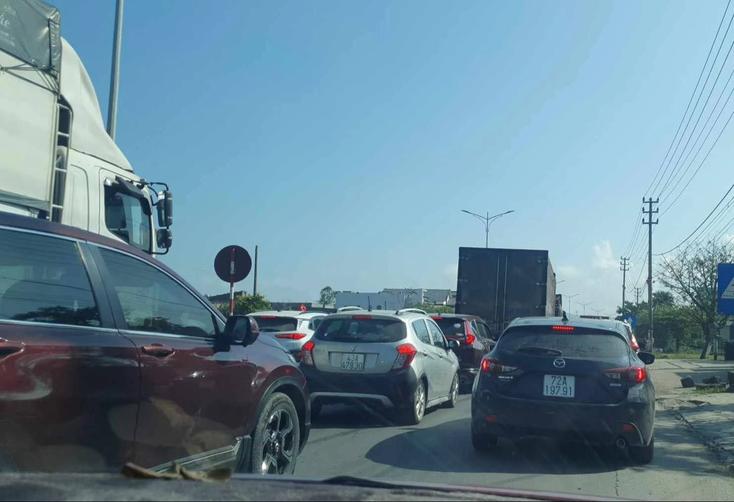 Quảng Bình: Ùn tắc khu vực cầu Gianh, đi 5 km mất hơn 1 giờ đồng hồ- Ảnh 1. Quảng Bình: Ùn tắc khu vực cầu Gianh, đi 5 km mất hơn 1 giờ đồng hồ- Ảnh 1.