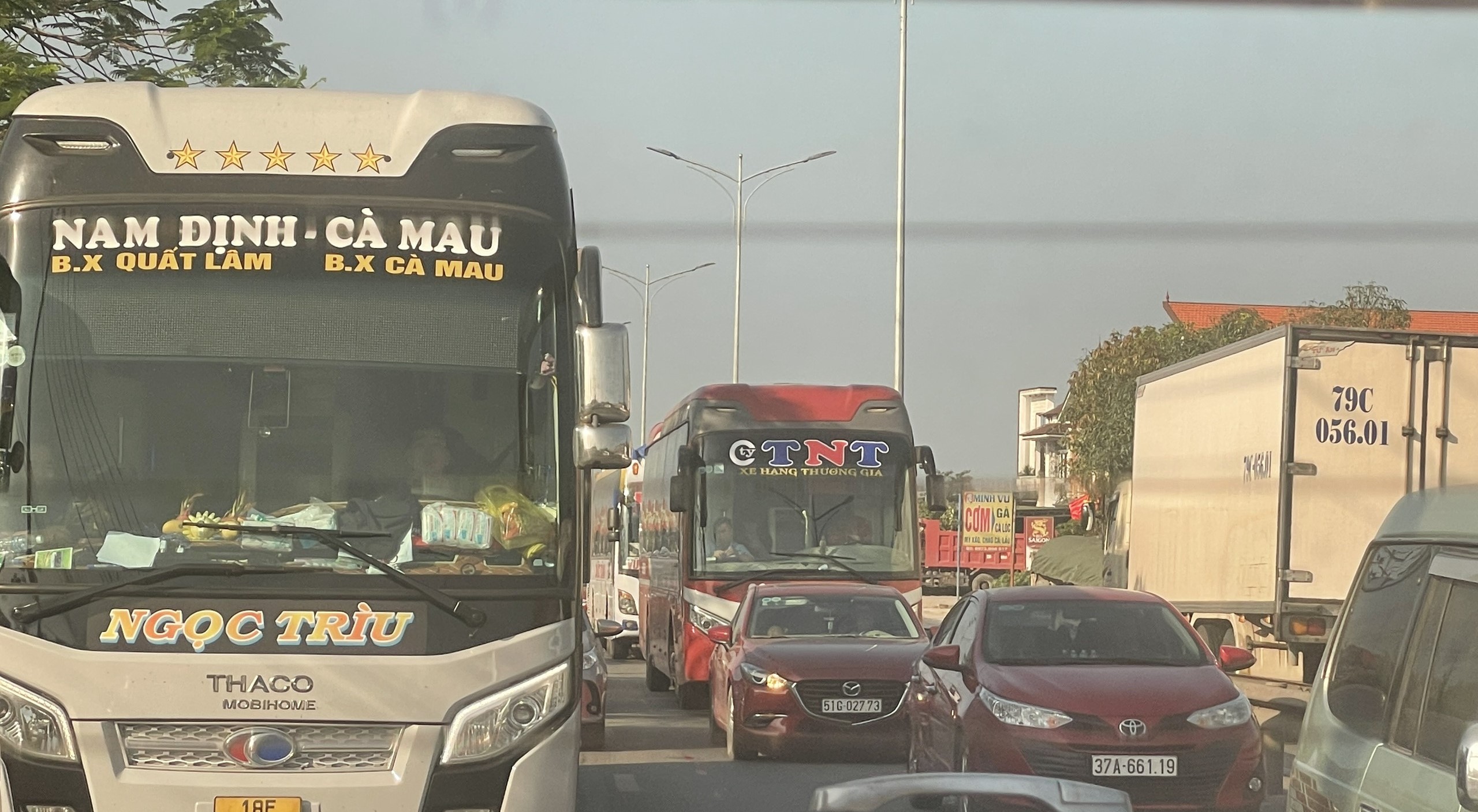 Quảng Bình: Ùn tắc khu vực cầu Gianh, đi 5 km mất hơn 1 giờ đồng hồ- Ảnh 2. Quảng Bình: Ùn tắc khu vực cầu Gianh, đi 5 km mất hơn 1 giờ đồng hồ- Ảnh 2.