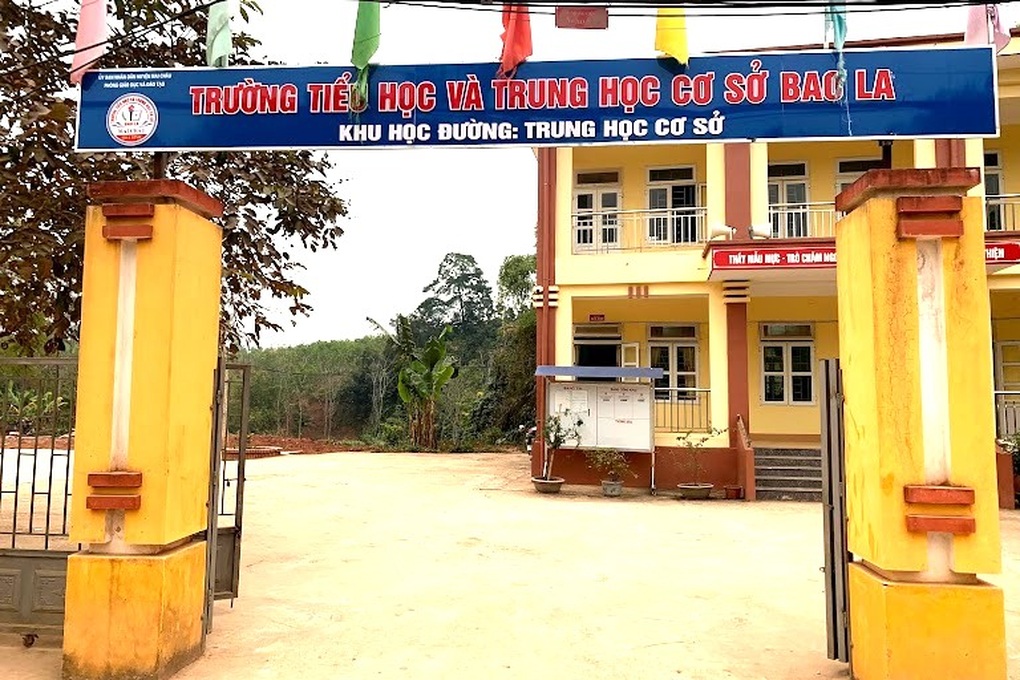 Uống chung chai nước ngọt lạ, 4 học sinh ngộ độc - 1 Uống chung chai nước ngọt lạ, 4 học sinh ngộ độc - 1