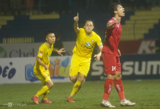 Thanh Long (giữa) mừng bàn nâng tỷ số lên 2-1 cho Thanh Hoá, trong trận thắng Hải Phòng 3-2 ở vòng 10 V-League 2023-2024. Ảnh: Thanh Thanh